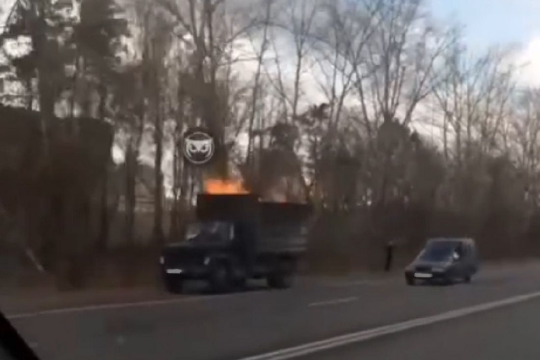 На видео попал загоревшийся на трассе в Пензе грузовик