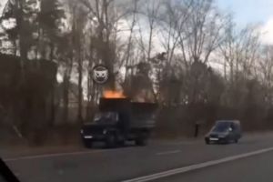 На видео попал загоревшийся на трассе в Пензе грузовик