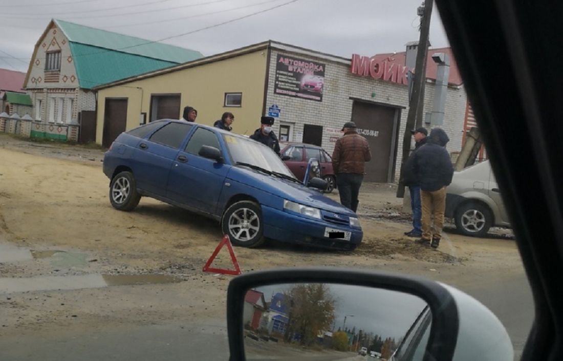 В Кузнецке машина провалилась одним колесом в покрытие дороги