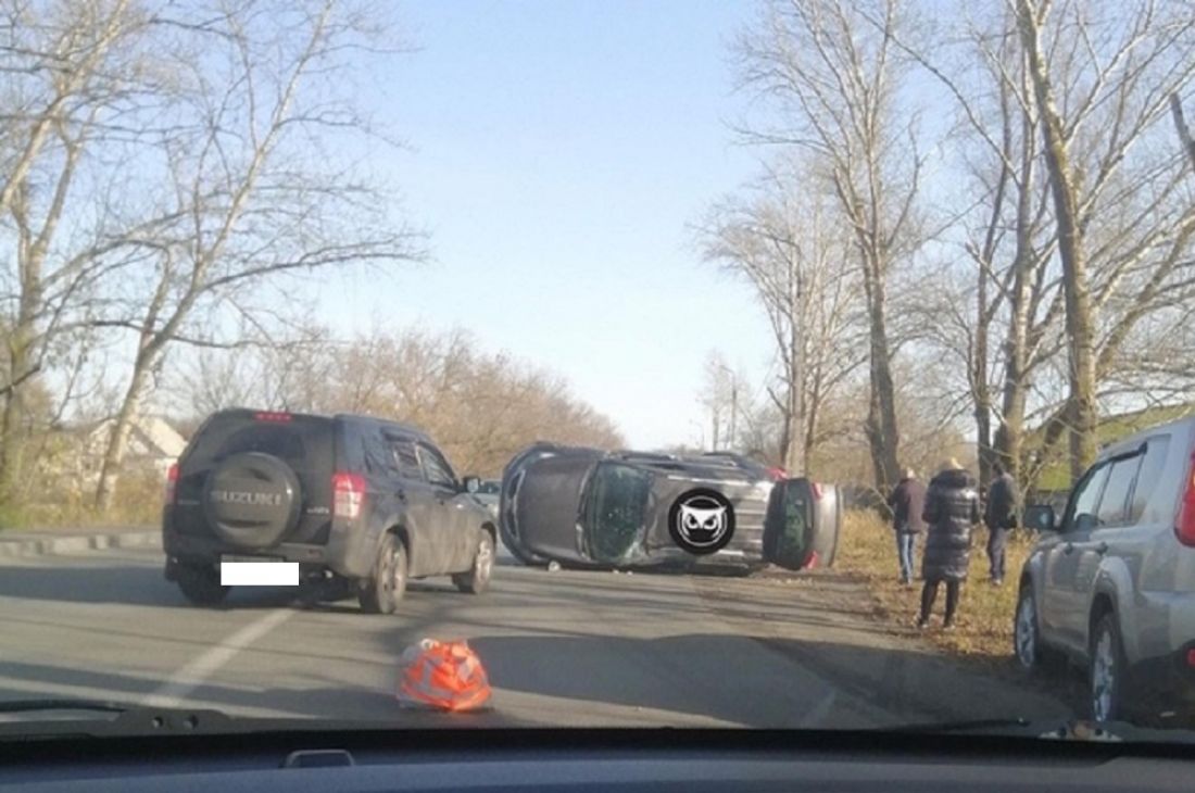 Появились фотографии с места ДТП с опрокинувшейся машиной в Пензе
