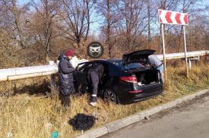 В Пензе легковая машина улетела с проезжей части и врезалась в препятствие