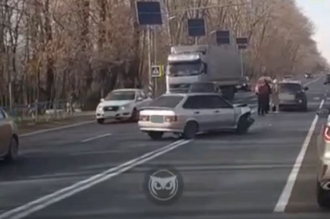 На пензенском участке трассы М-5 «ВАЗ» врезался в «Infiniti». Видео