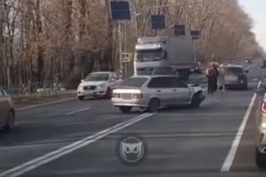 На пензенском участке трассы М-5 «ВАЗ» врезался в «Infiniti». Видео