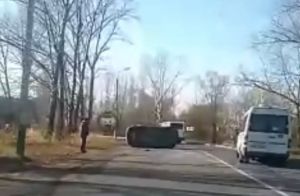 На Шуисте в Пензе машина завалилась на бок. Видео