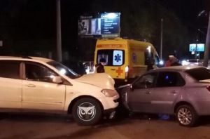 К месту жесткого ДТП в центре Пензы прибыла «скорая». Фото