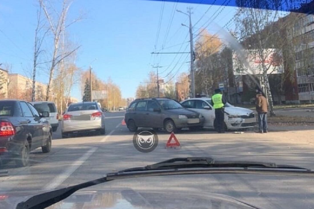 Сотрудники ГИБДД прибыли к месту аварии на Западной поляне в Пензе