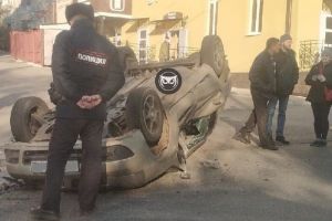 На Южной поляне в Пензе иномарка перевернулась на крышу