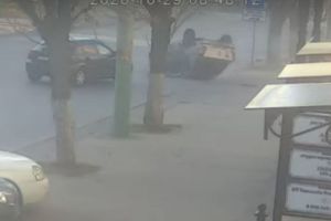 Опубликован момент опрокидывания автомобиля на крышу на улице Калинина в Пензе