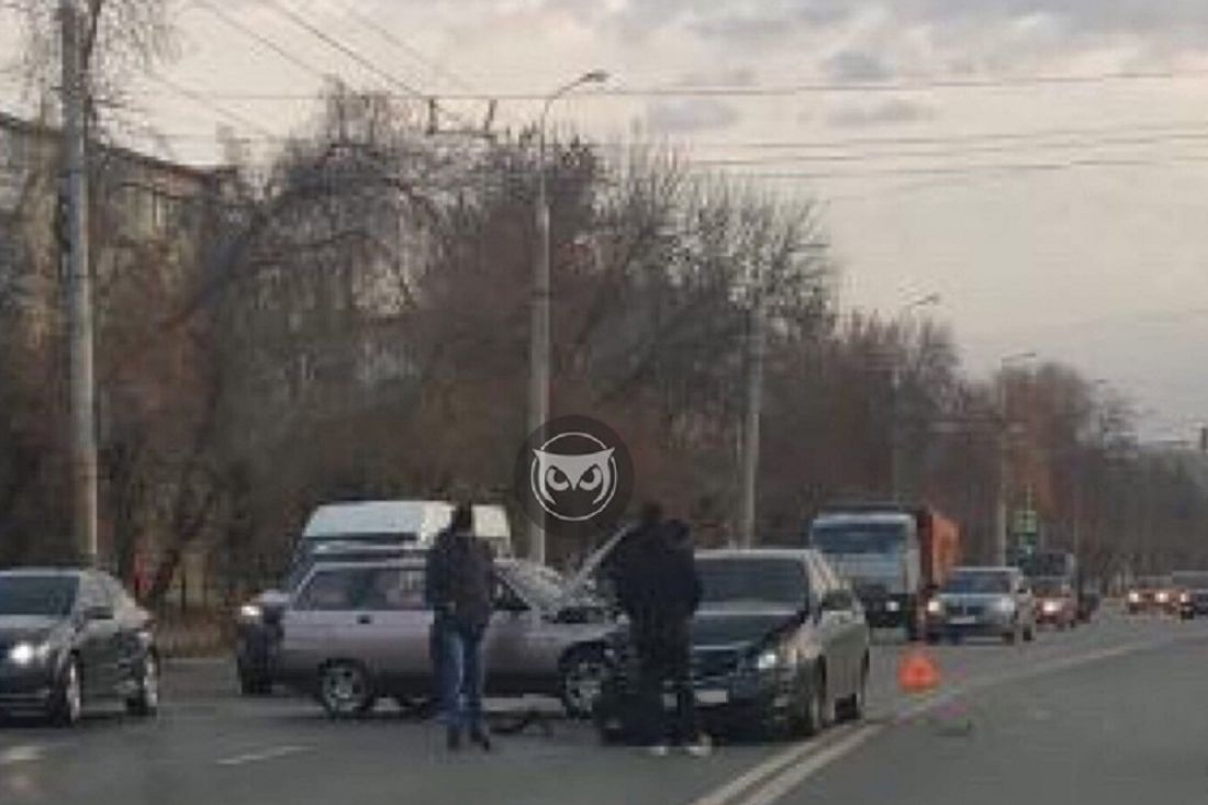 На улице Карпинского в Пензе жестко столкнулись два «ВАЗа»