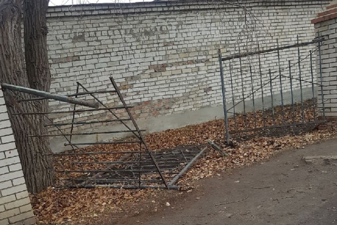 В Кузнецке мужчине стало плохо за рулем, и он врезался в забор больницы