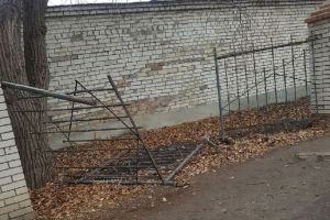 В Кузнецке мужчине стало плохо за рулем, и он врезался в забор больницы