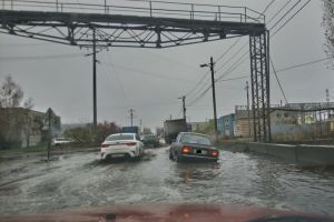 «Машина утонула». На улице Рябова в Пензе авто угодило в огромную яму