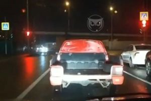 В Пензе автомобиль кидало из стороны в сторону на мокрой дороге. Видео