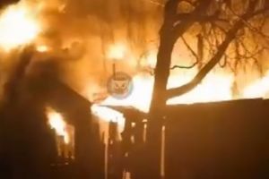 На видео попал полыхающий в Пензенской области дом