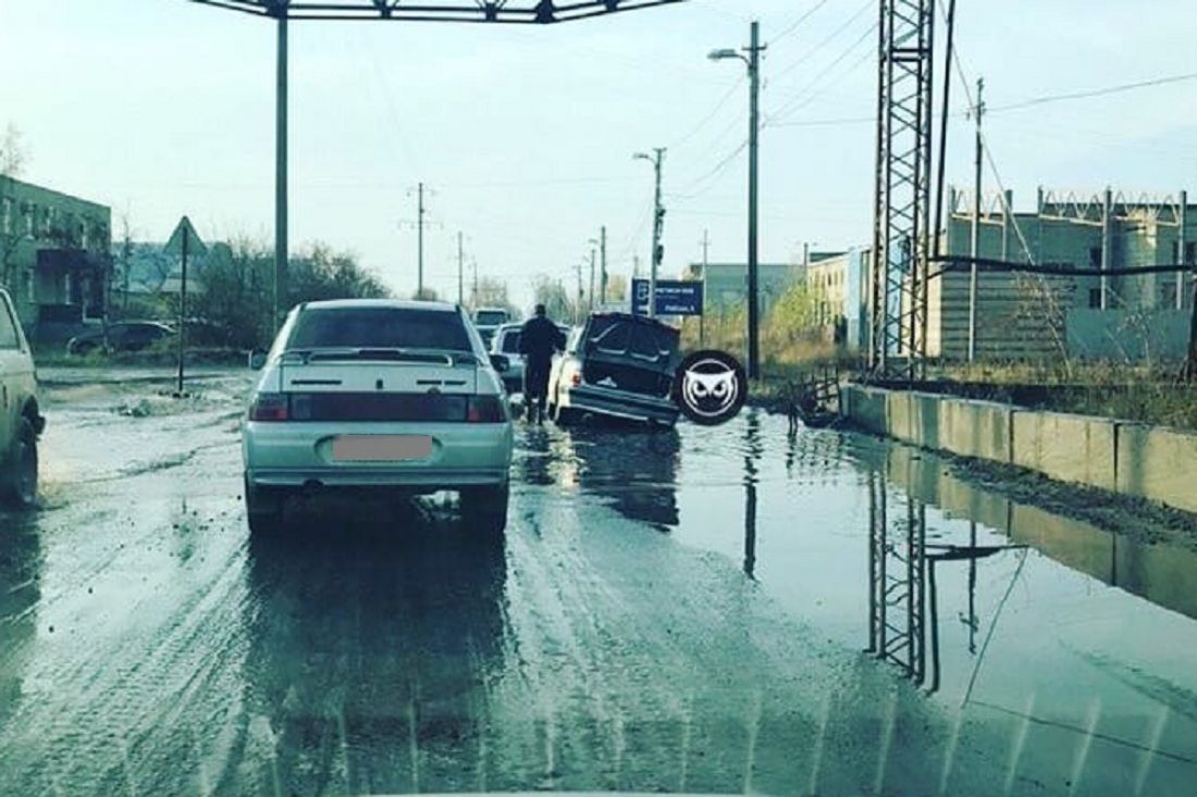 «Что, опять?» В огромной луже в пензенской Терновке «затонуло» авто