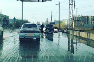 «Что, опять?» В огромной луже в пензенской Терновке «затонуло» авто