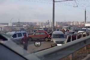 «Перекрыто намертво». Из-за ДТП по пути в Терновку образовалась пробка