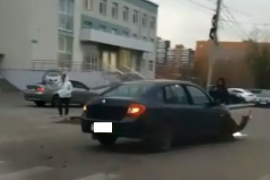 В пензенском микрорайоне Арбеково иномарка попала в ДТП. Видео
