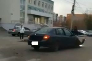 В пензенском микрорайоне Арбеково иномарка попала в ДТП. Видео