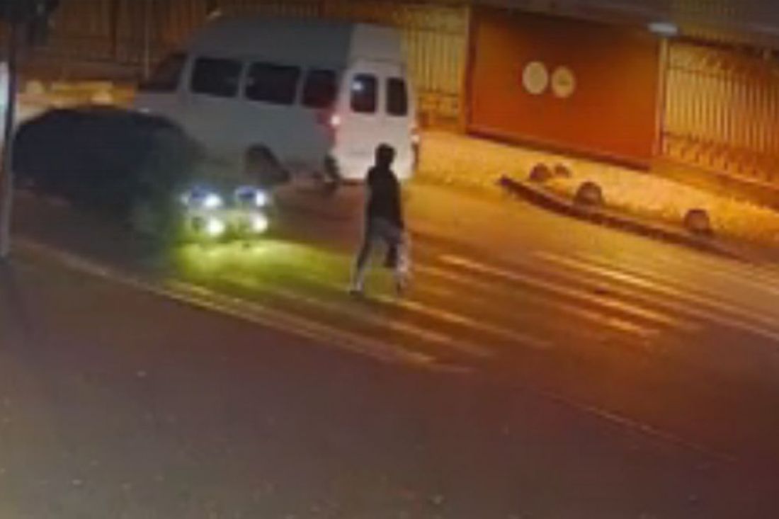 В Пензе водитель жестко сбивает женщину и уезжает. Видео