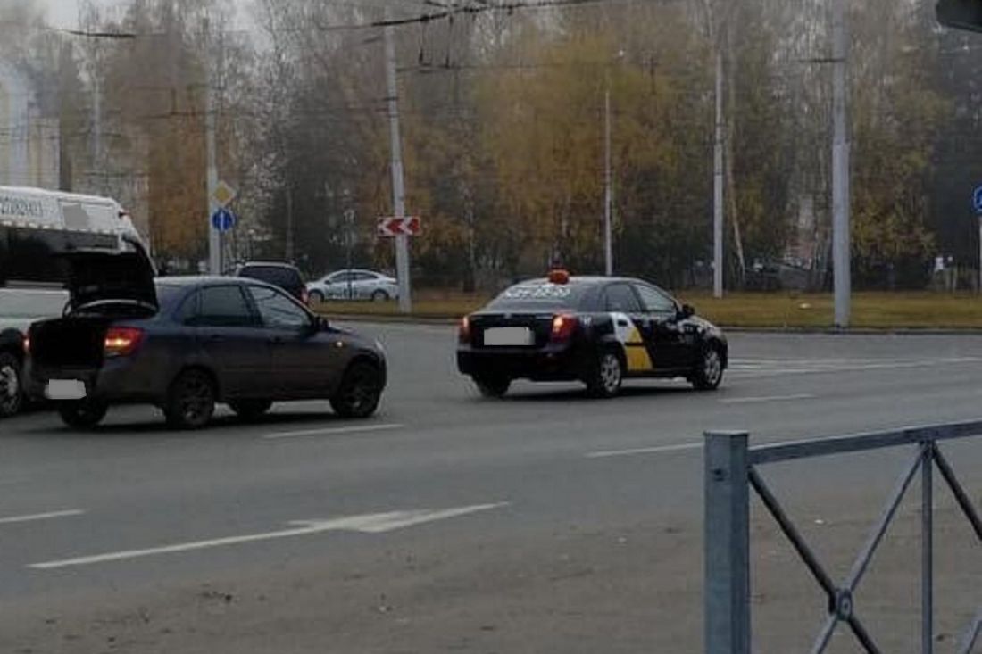 На проспекте Победы в Пензе легковушка «догнала» такси