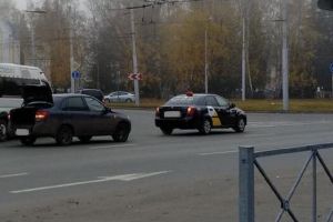 На проспекте Победы в Пензе легковушка «догнала» такси