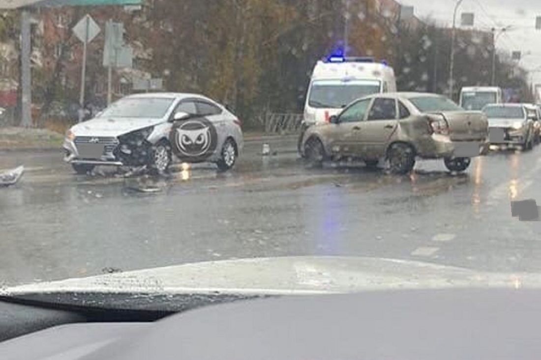 «Скорая» прибыла к месту жесткого ДТП на проспекте Победы в Пензе
