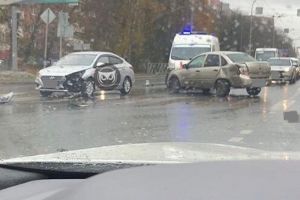 «Скорая» прибыла к месту жесткого ДТП на проспекте Победы в Пензе