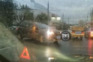 В центре Пензы иномарка врезалась в отечественную легковушку