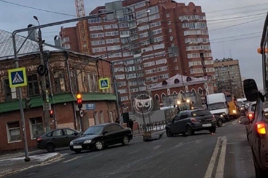 На перекрестке в центре Пензы в ДТП угодили две иномарки