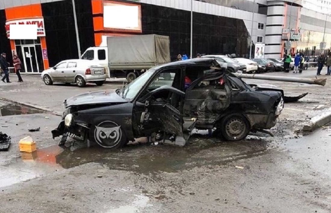 «Пострадал дворник».  Пензенцы публикуют фото с места ДТП на проспекте Победы