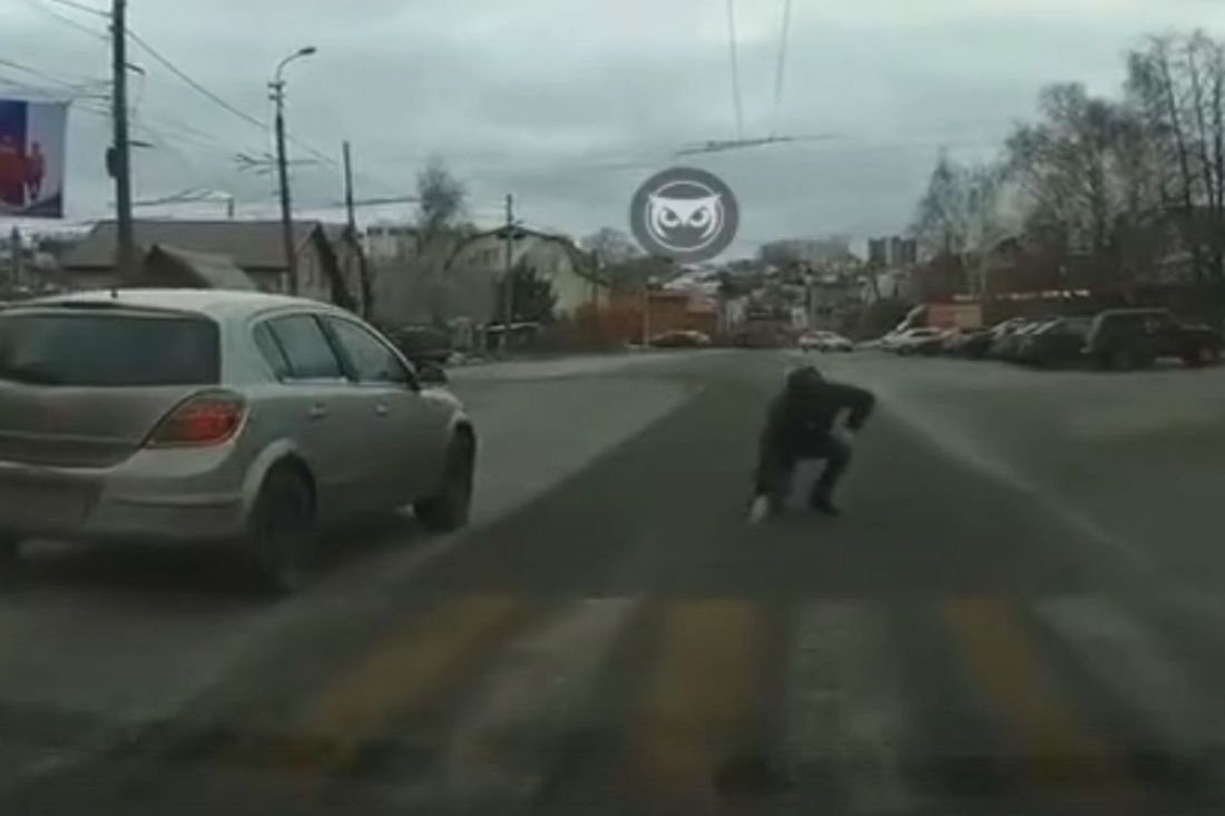 В Пензе сняли на видео, как автомобиль сбивает пешехода на переходе