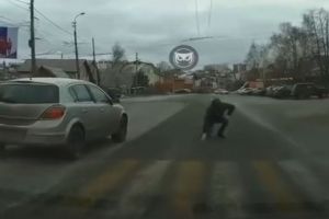 В Пензе сняли на видео, как автомобиль сбивает пешехода на переходе