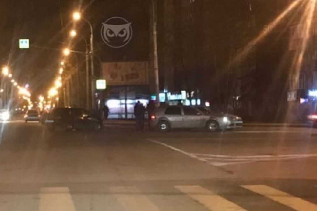 Возле пензенского ТЦ столкнулись две легковушки