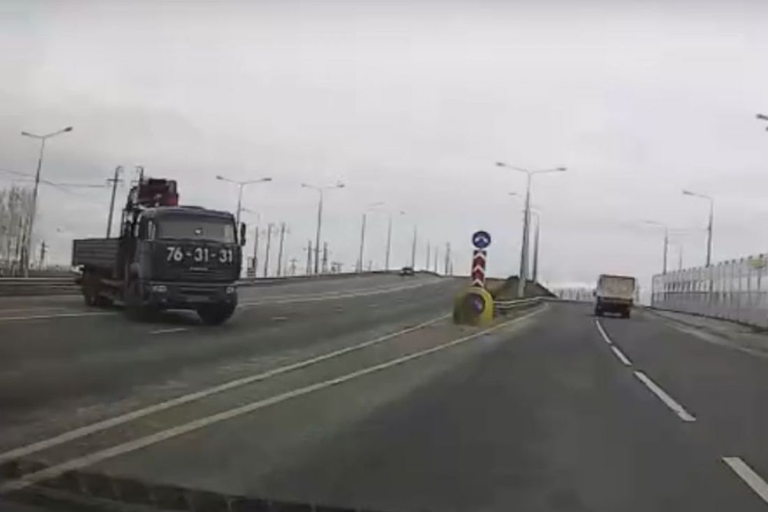 В Пензе водитель грузовика сильно напугал автовладельца. Видео