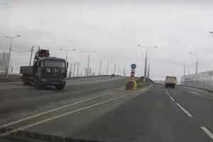 В Пензе водитель грузовика сильно напугал автовладельца. Видео