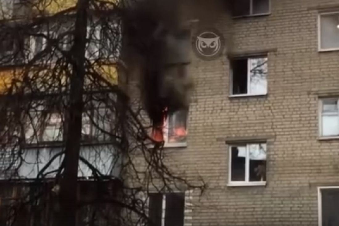 На улице Мира в Пензе полыхает квартира. Видео