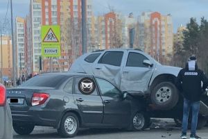 На улице Антонова в Пензе легковушка попала под внедорожник. Видео