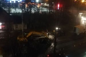 На улице Суворова в Пензе прорвало трубу и перекрыли движение. Видео