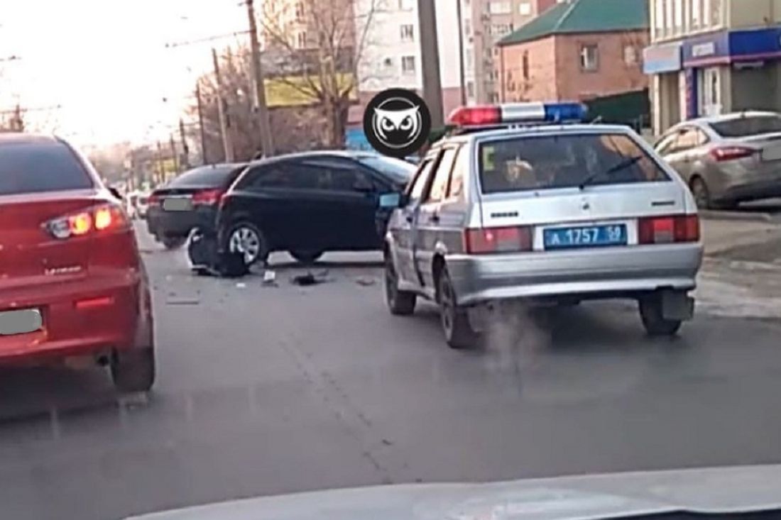 К месту жесткого ДТП на улице Калинина в Пензе прибыли сотрудники ГИБДД