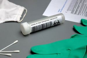 Стало известно, кто заражается COVID-19 особенно быстро