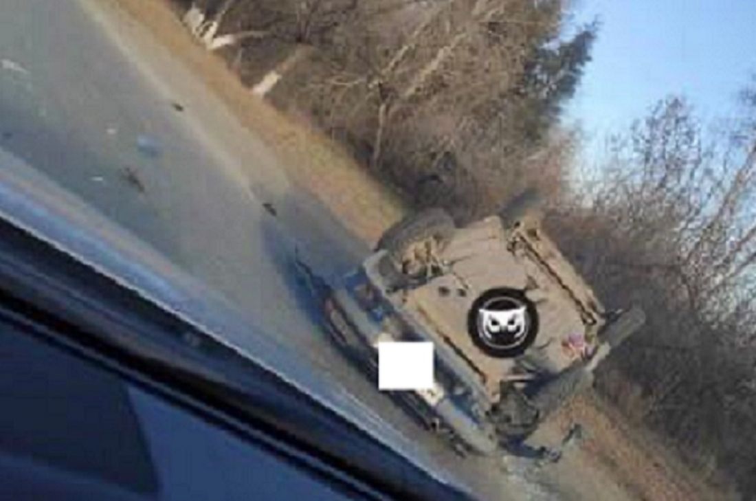 Пензенец поделился видео с места опрокинувшейся на крышу машины