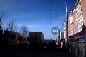 На видео попал момент ДТП в Пензе с участием водителя-«шахматиста»