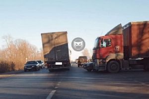 Пензенцы сообщают о ДТП с участием фуры