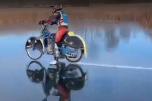 Пензенцы устроили заезд по водоему на мотоциклах