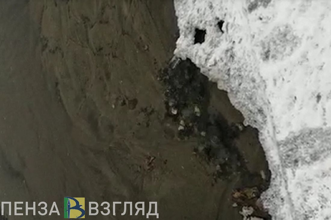 Пензенец заснял на видео бьющий из-под асфальта источник