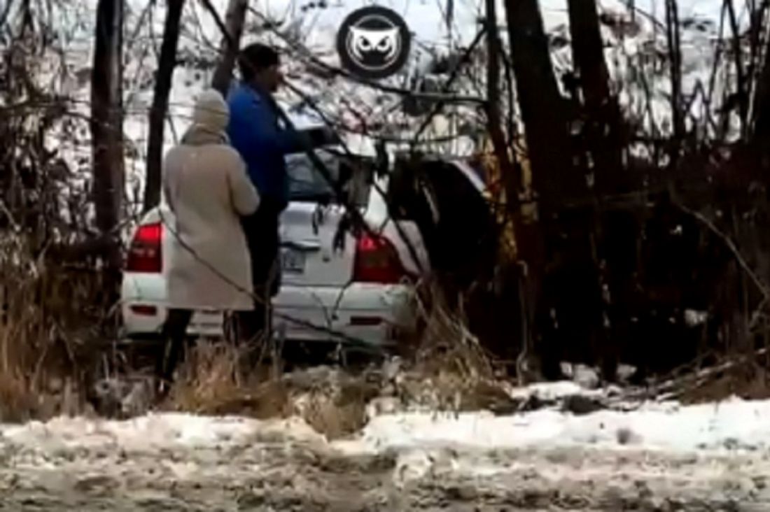 В Пензе легковой автомобиль улетел с проезжей части. Видео