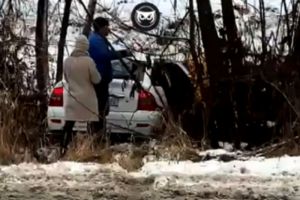 В Пензе легковой автомобиль улетел с проезжей части. Видео