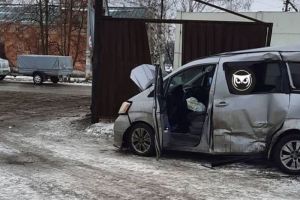 Очевидцы сообщили о разбитом минивэне в пензенском поселке
