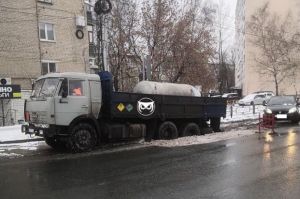 Соцсети: в центре Пензы «КамАЗ» провалился под асфальт
